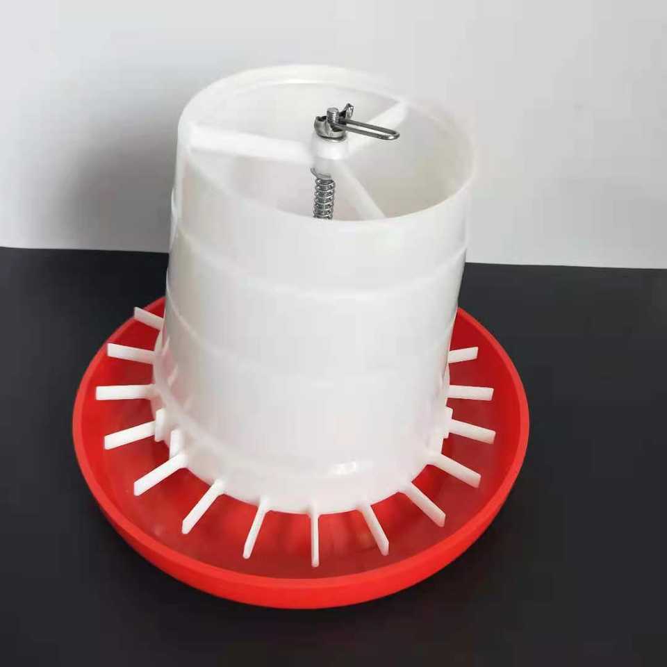 cubo alimentador de pollos