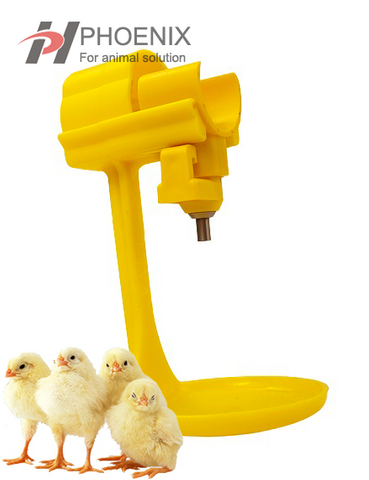 Taza colgante amarilla utilizada para la línea automática de bebederos para aves de corral