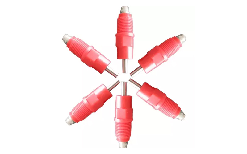 Se debe prestar atención a algunos problemas al utilizar el dispensador de agua con tetina para pollos.